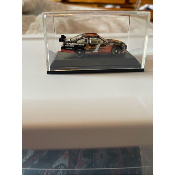 Lionel 2007 Martin Truex Jr #1 Bass Pro Shops Dover Race 1st Win NASCAR Racecar - Picture 6 of 16